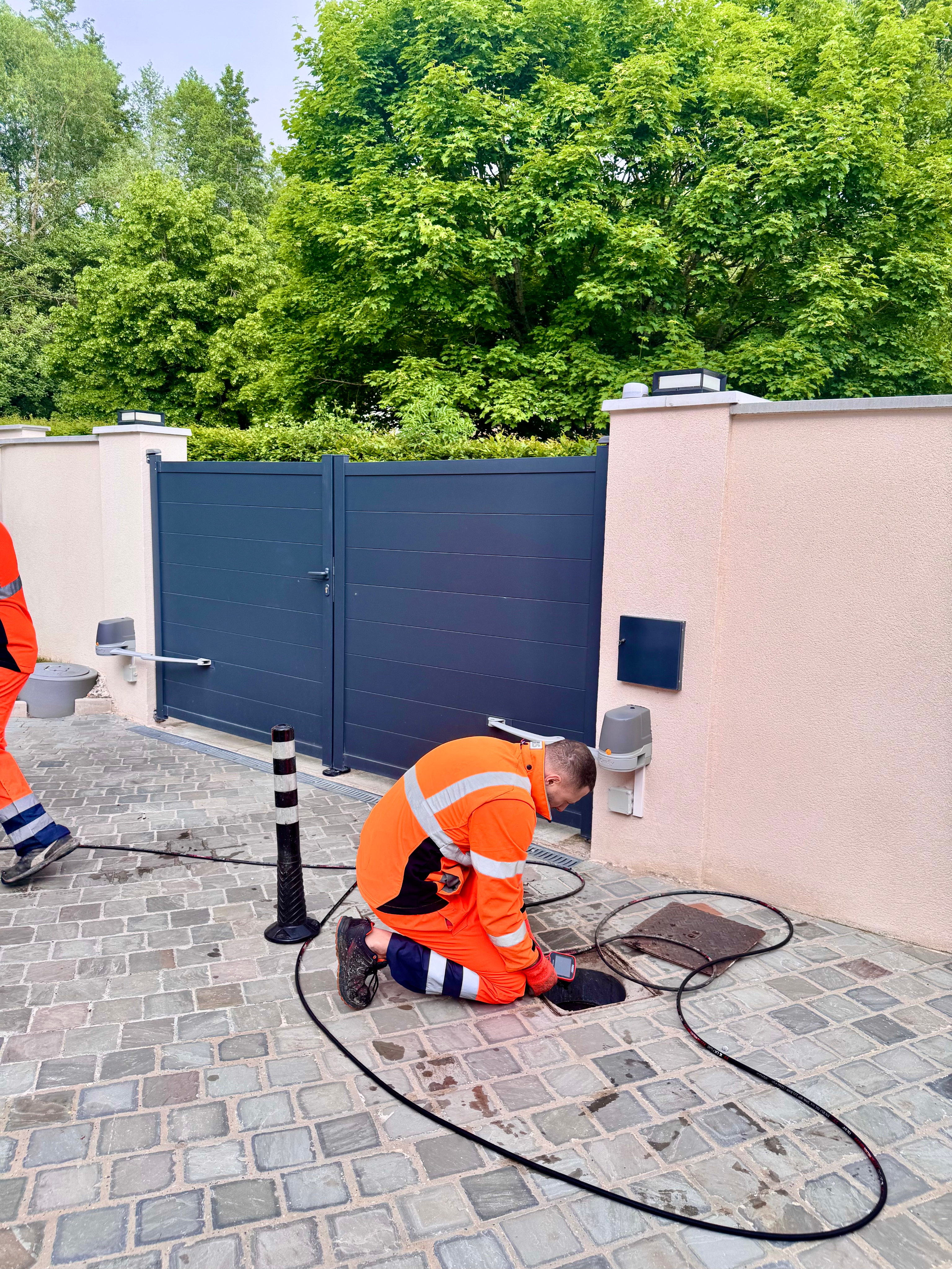 Photos d'un technicien en pleine intervention, en train de déboucher un regard. 